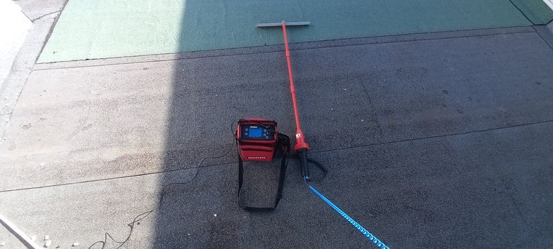 Recherche de fuite sur toiture-terrasse par balai diélectrique