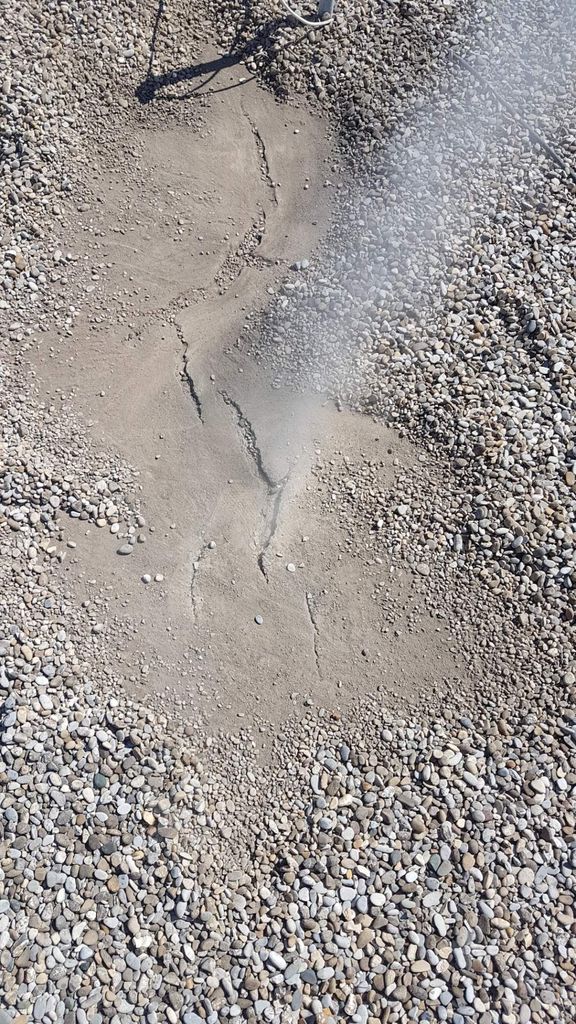 Recherche de fuite sur toiture-terrasse par insufflations de fumigènes